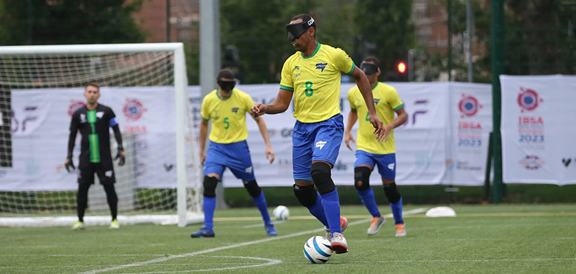 Tipos de bola de futebol: Conheça os modelos certos para cada terreno