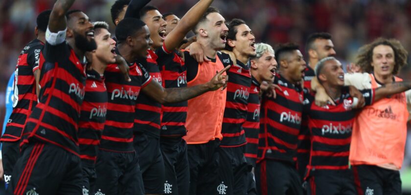 Flamengo bate o Fluminense e segue na liderança do Brasileirão