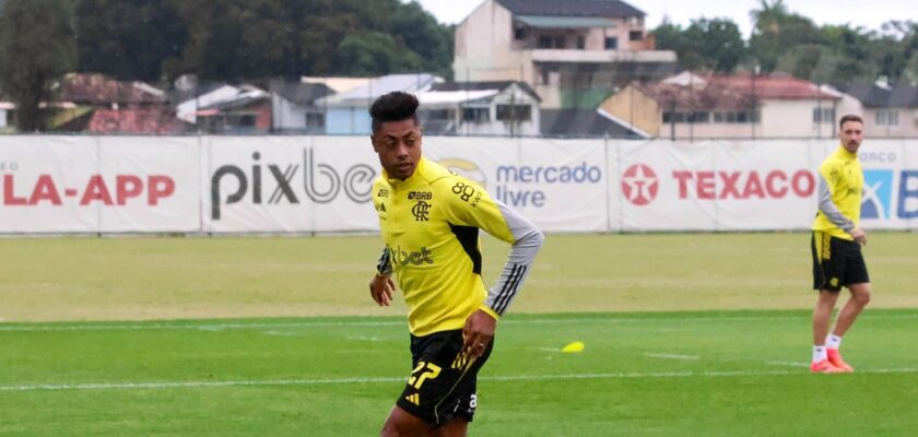 Bruno Henrique deve ser relacionado pelo Flamengo contra o Palmeiras