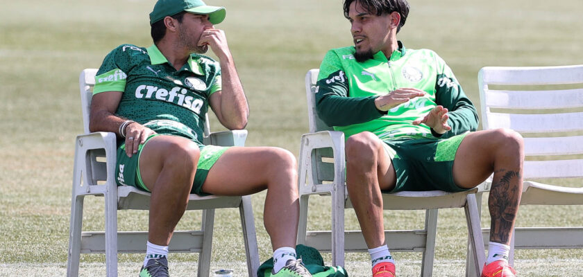 Gustavo Gómez conversa Abel Ferreira durante treino