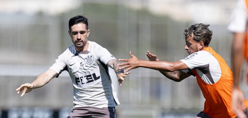 Igor Coronado volta a treinar com bola no Corinthians