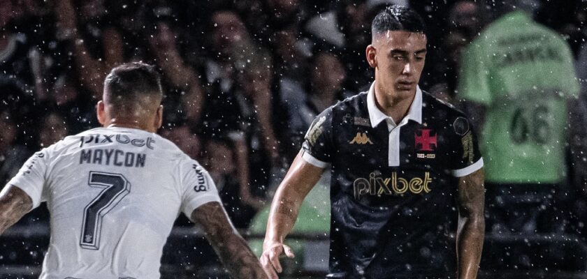 Vasco x Corinthians se enfrentam em São Januário