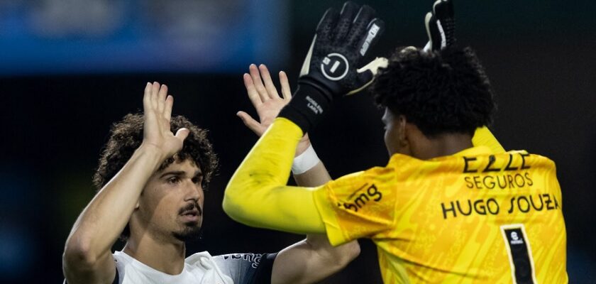 Corinthians decide que vai comprar goleiro Hugo Souza