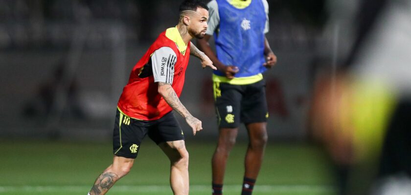 Michael deve ser desfalque do Flamengo contra o Corinthians