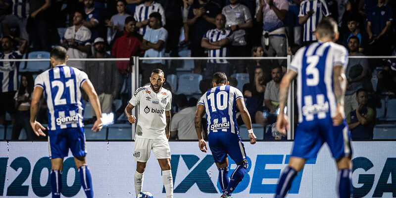 Santos e Avaí medem forças na Vila Belmiro