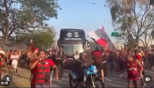 Flamengo conta com apoio da torcida antes de embarque para o Uruguai