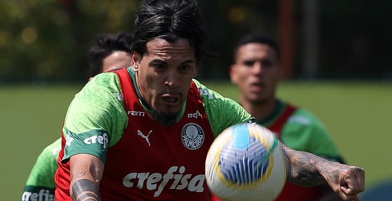 Gustavo Gómez e Richard Ríos voltam a treinar no Palmeiras