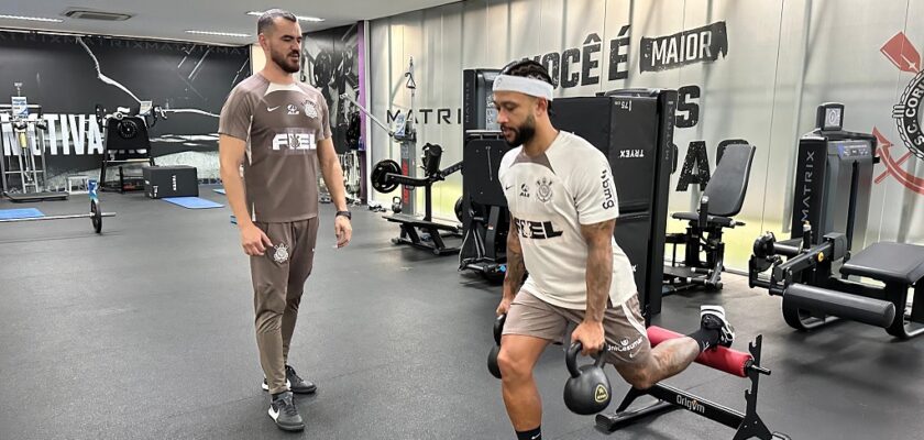 Memphis Depay concedeu longa entrevista no Corinthians antes de fazer primeiro treino